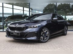 BMW i5 - eDrive40 M Sport / Panoramadak / Trekhaak / Adaptieve LED / Parking Assistant Plus / Stuur