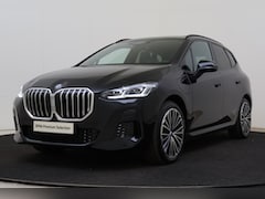 BMW 2-serie Active Tourer - 225e xDrive M Sport Automaat / Trekhaak / Panoramadak / Sportstoelen / Comfort Access / He