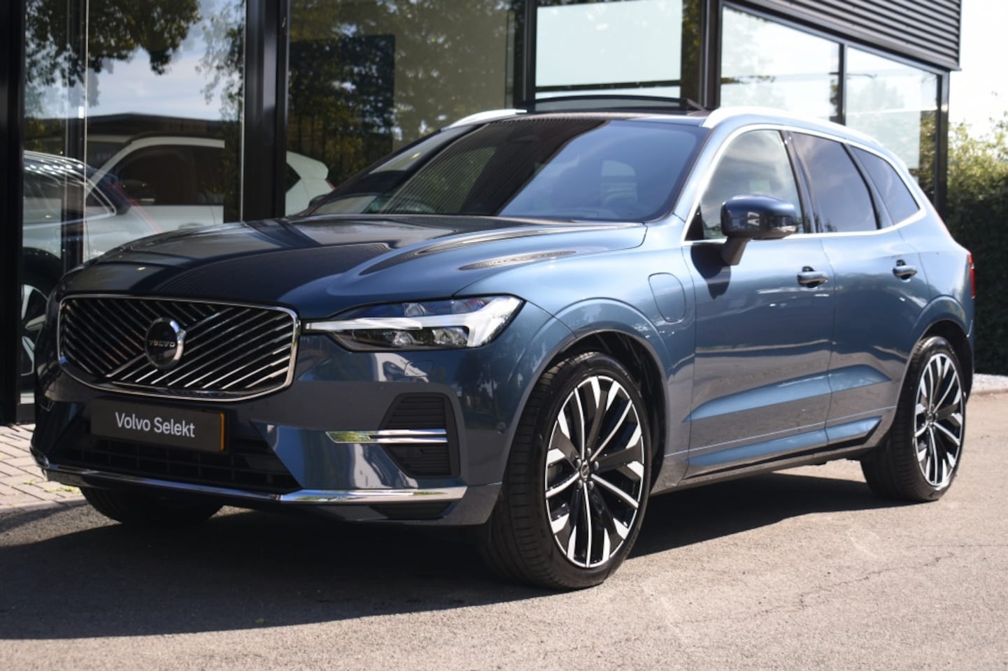 Volvo XC60 - T8 406pk AWD Ultra Bright Executive Edition | Trekhaak | Getint Glas - AutoWereld.nl