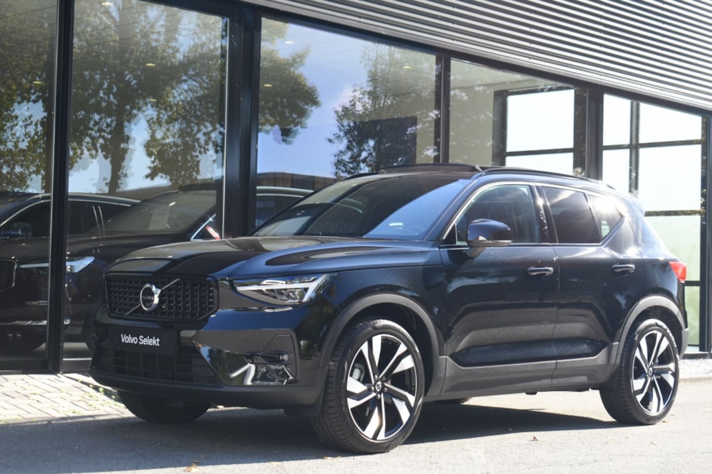 Volvo XC40 - B4 197pk Plus Dark | Lounge | Lighting | Trekhaak | Schuifdak - AutoWereld.nl