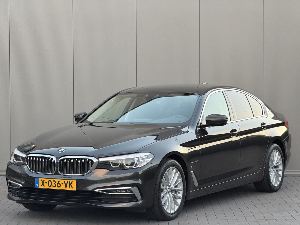 BMW 5-serie - 530e iPerformance High Executive | Leder | Sportstoelen | LED | Digitale Cockpit - AutoWereld.nl