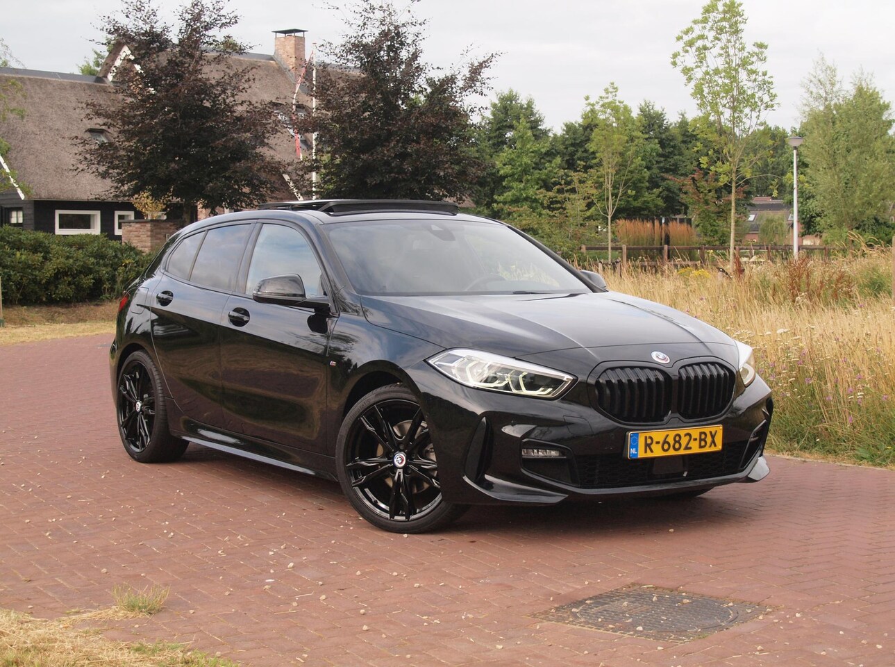 BMW 1-serie - 118i Business Edition Plus | M-Pakket | Schaalstoelen | Panoramadak | Trekhaak | Camera | - AutoWereld.nl