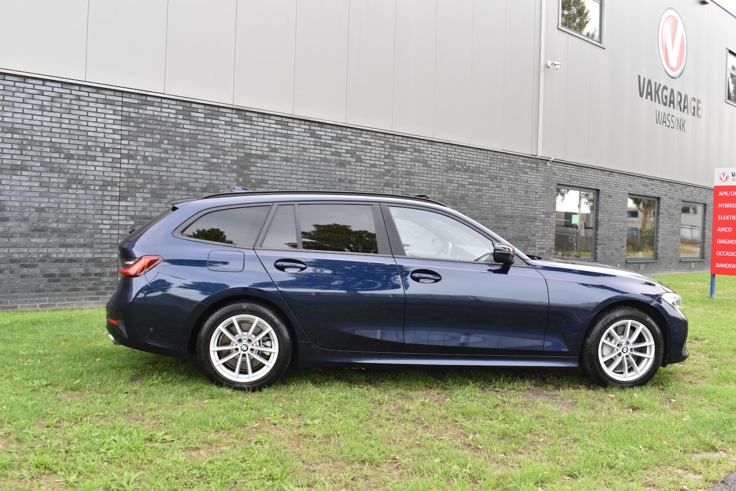 BMW 3-serie Touring - 330e Business Edition Plus Plugin-hybride Pano Leder - AutoWereld.nl