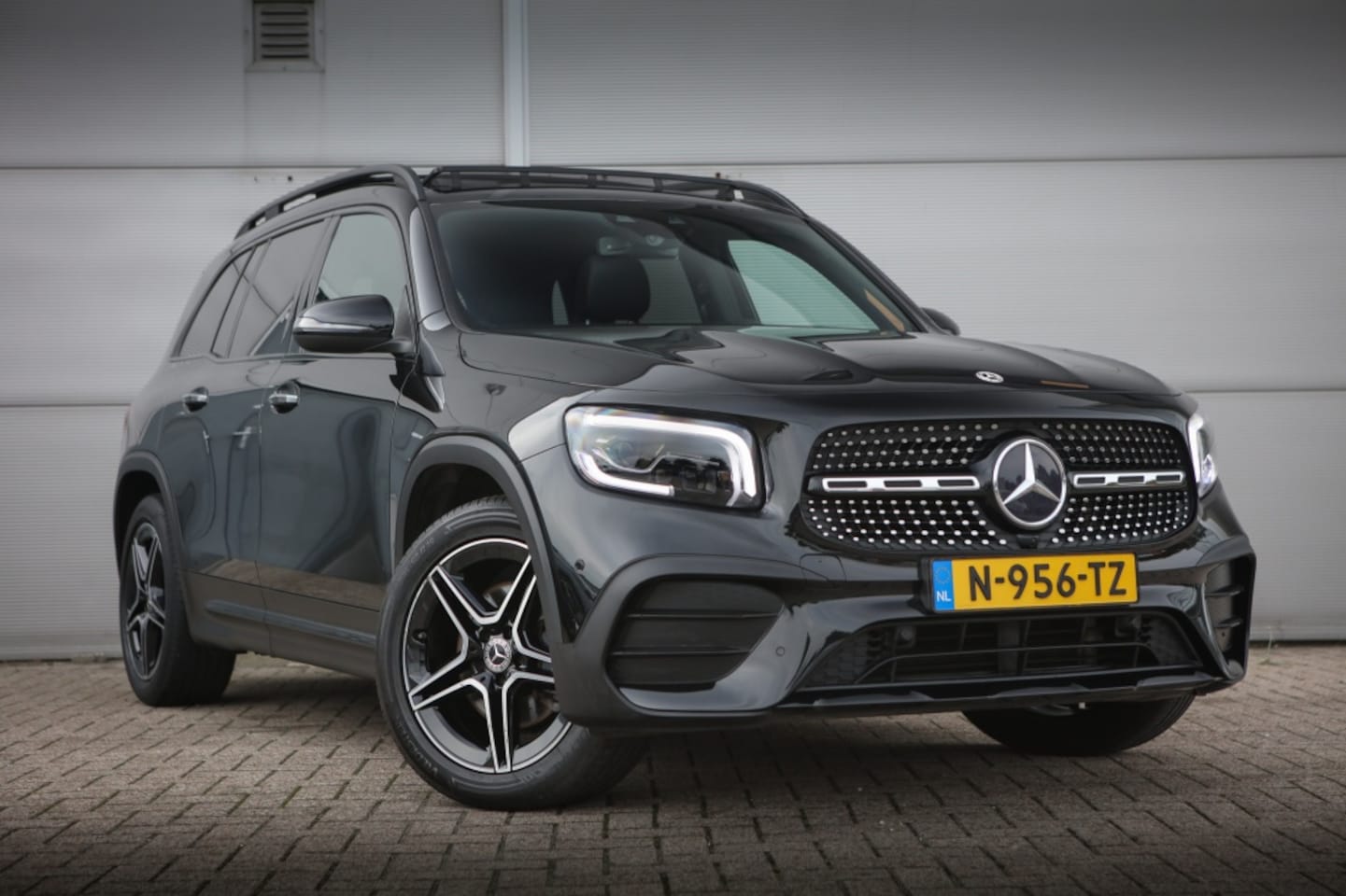 Mercedes-Benz GLB - 180 Bns Solut. AMG | Pano | Sfeerverlichting | Carplay | Android Auto | - AutoWereld.nl