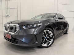 BMW 5-serie - 530e Edition PANO/H&K/HEAD-UP/LEER-SPORT/CURVED-DISPLAY/SOH 94%/360CAMERA/20"/LED-ADAPTIVE