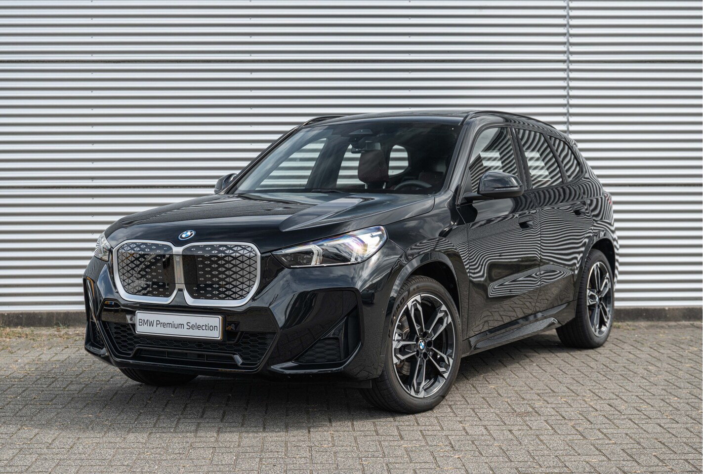 BMW iX1 - eDrive20 M Sport / Panoramadak / Achteruitrijcamera / Sportstoelen / M Adaptief onderstel - AutoWereld.nl