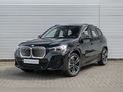 BMW iX1 - eDrive20 M Sport / Panoramadak / Achteruitrijcamera / Sportstoelen / M Adaptief onderstel