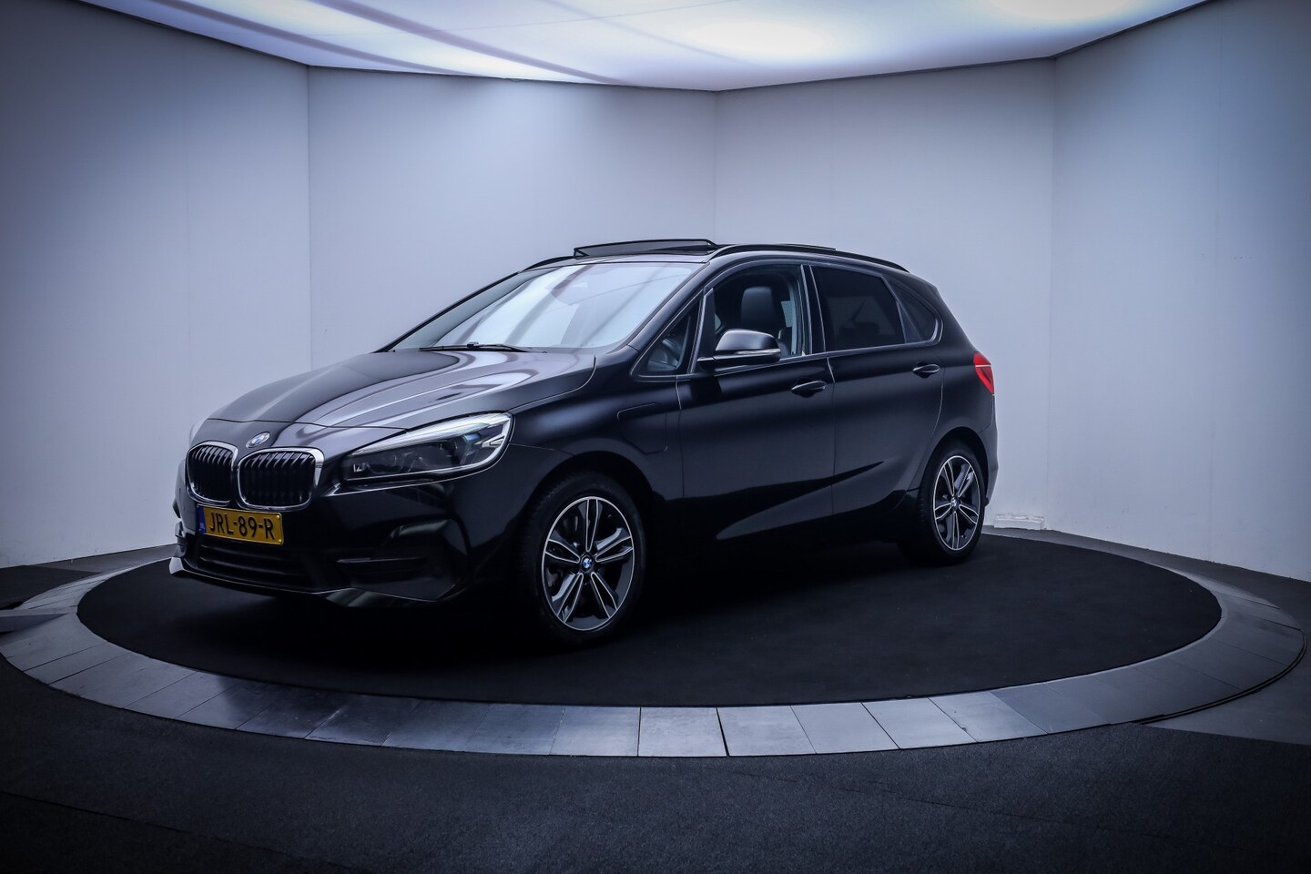 BMW 2-serie Active Tourer - 225xe iPerformance High Executive PANO | HEAD UP | LEDER | CAMERA | STOELVERW | NAVI | DAB - AutoWereld.nl