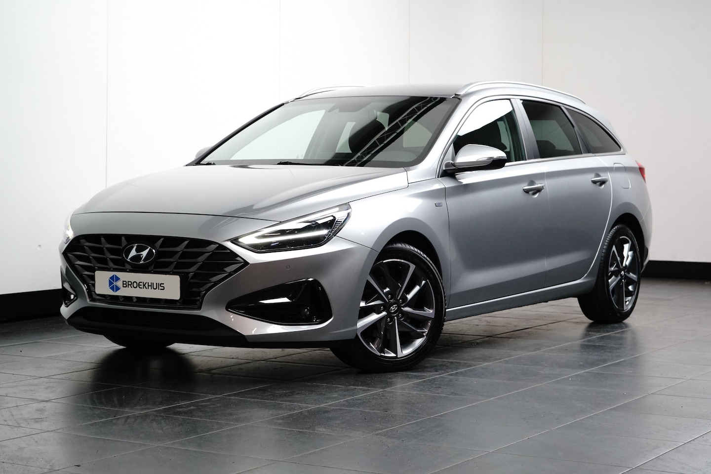 Hyundai i30 Wagon - i30 CW Premium MHEV Automaat | Stoelverwarming voor | Stuurverwarming | Climate Control | - AutoWereld.nl