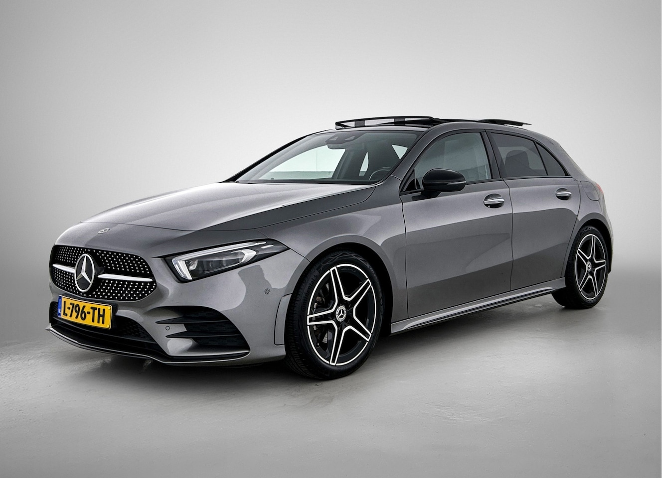Mercedes-Benz A-klasse - 180 AMG Nightpakket | Panoramadak | Sfeerverlichting | Dode Hoek Ass | Memory | Keyless Go - AutoWereld.nl
