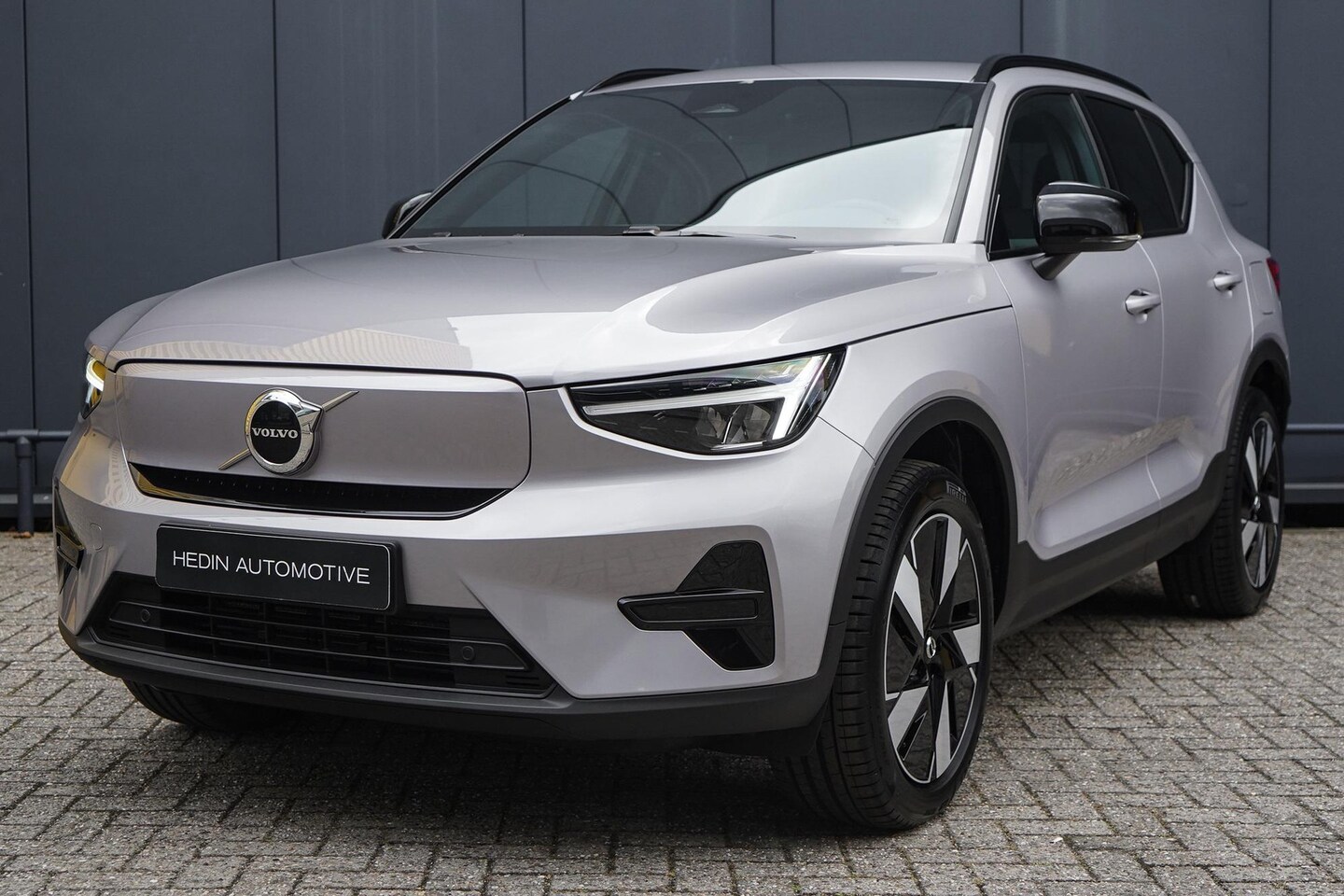 Volvo EX40 - Single Motor Extended Range Plus Europa | Elektrische stoelen | Harman/kardon audio | Dode - AutoWereld.nl