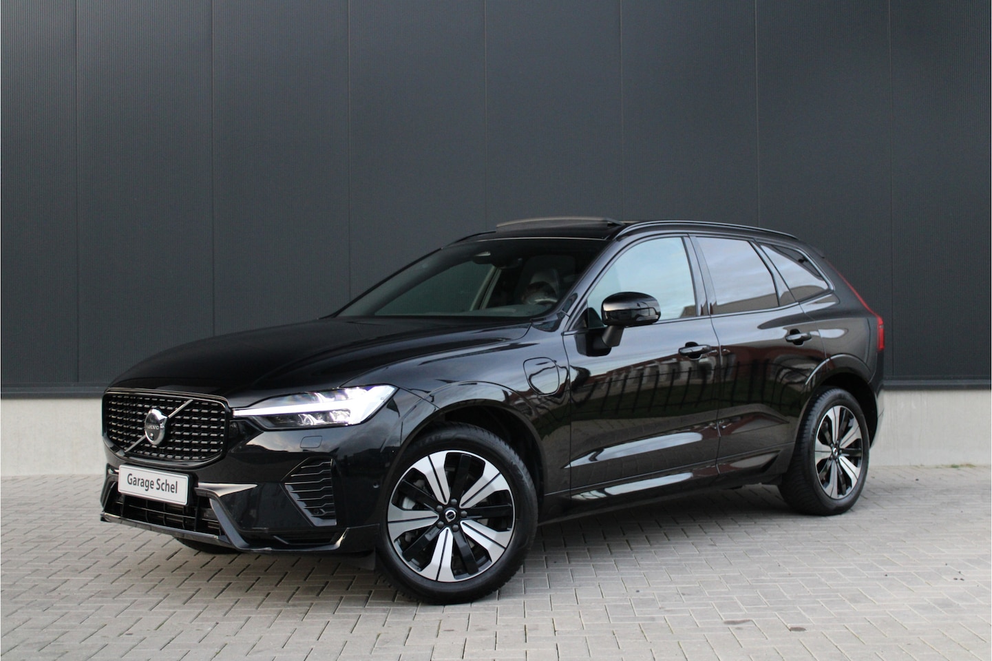 Volvo XC60 - 2.0 T6 Plug-in hybrid AWD Plus Dark - ACC - 360 Camera - Pano - H&K - Stoel/Stuurverwarmin - AutoWereld.nl
