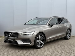 Volvo V60 - B3 Automaat Momentum Advantage | Sport Pack | 19" Lichtmetalen velgen | Glossy Black exter