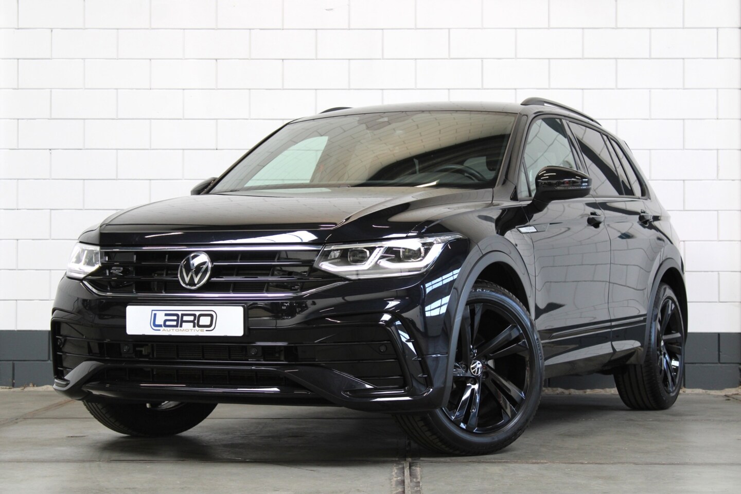 Volkswagen Tiguan - 1.5 TSI R-Line |Trekhaak IQ.Lights Camera Sfeer CarPlay Elek kofferklep - AutoWereld.nl