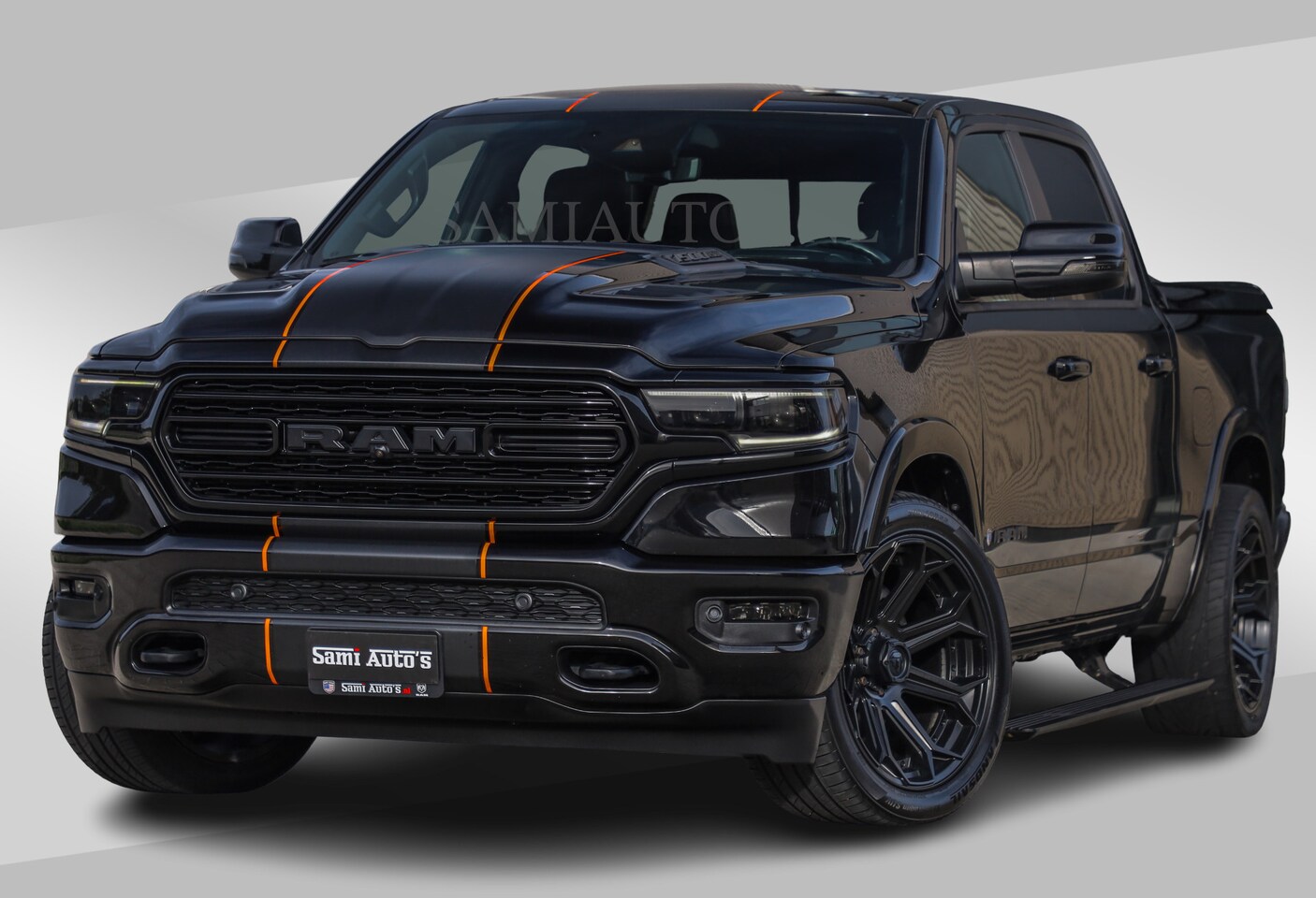 Dodge Ram Pick Up - BEAST | LIMITED 5.7 V8 HEMI | HUD | STRIPING | BREDE WIELEN | BLACK ON BLACK | LUCHTVERING - AutoWereld.nl