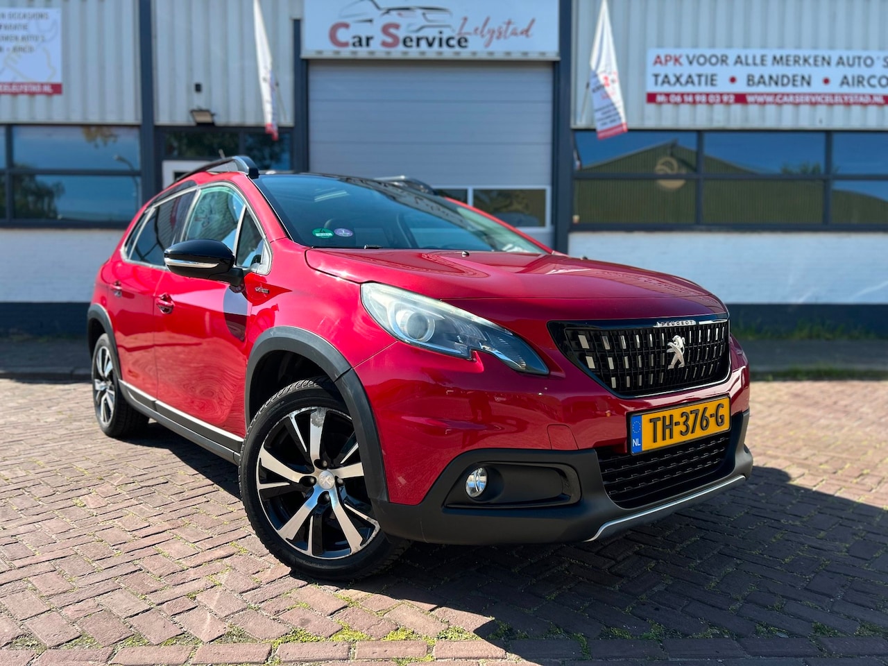 Peugeot 2008 - 1.2 PureTech GT-line Pano / Trekhaak / Navi / Clima - AutoWereld.nl