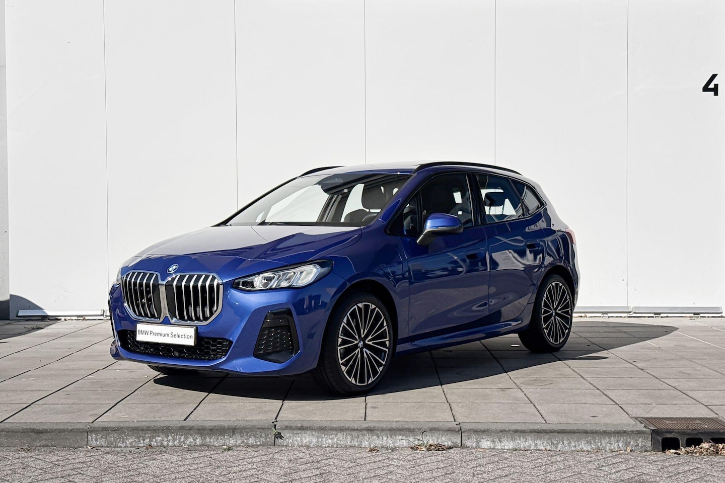 BMW 2-serie Active Tourer - 225e xDrive / Glazen Panoramadak / Parking Assistant / Verwarmde Stoelen / 19 Inch - AutoWereld.nl