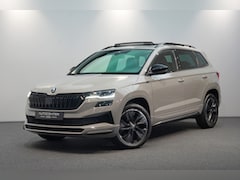 Skoda Karoq - 1.5 TSI ACT Sportline ✅ FACELIFT ✅ TREKHAAK ✅ PANO ✅ CAMERA ✅ ADAP.CRUISE ✅ CARPLAY / ANDR