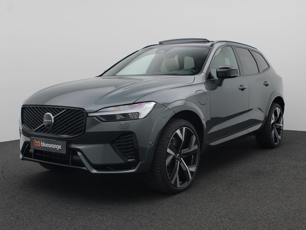 Volvo XC60 - 2.0 T6 AWD Plug-in hybrid Plus Dark 350PK Aut. Panoramadak, Trekhaak, Luchtvering, 22" LM - AutoWereld.nl