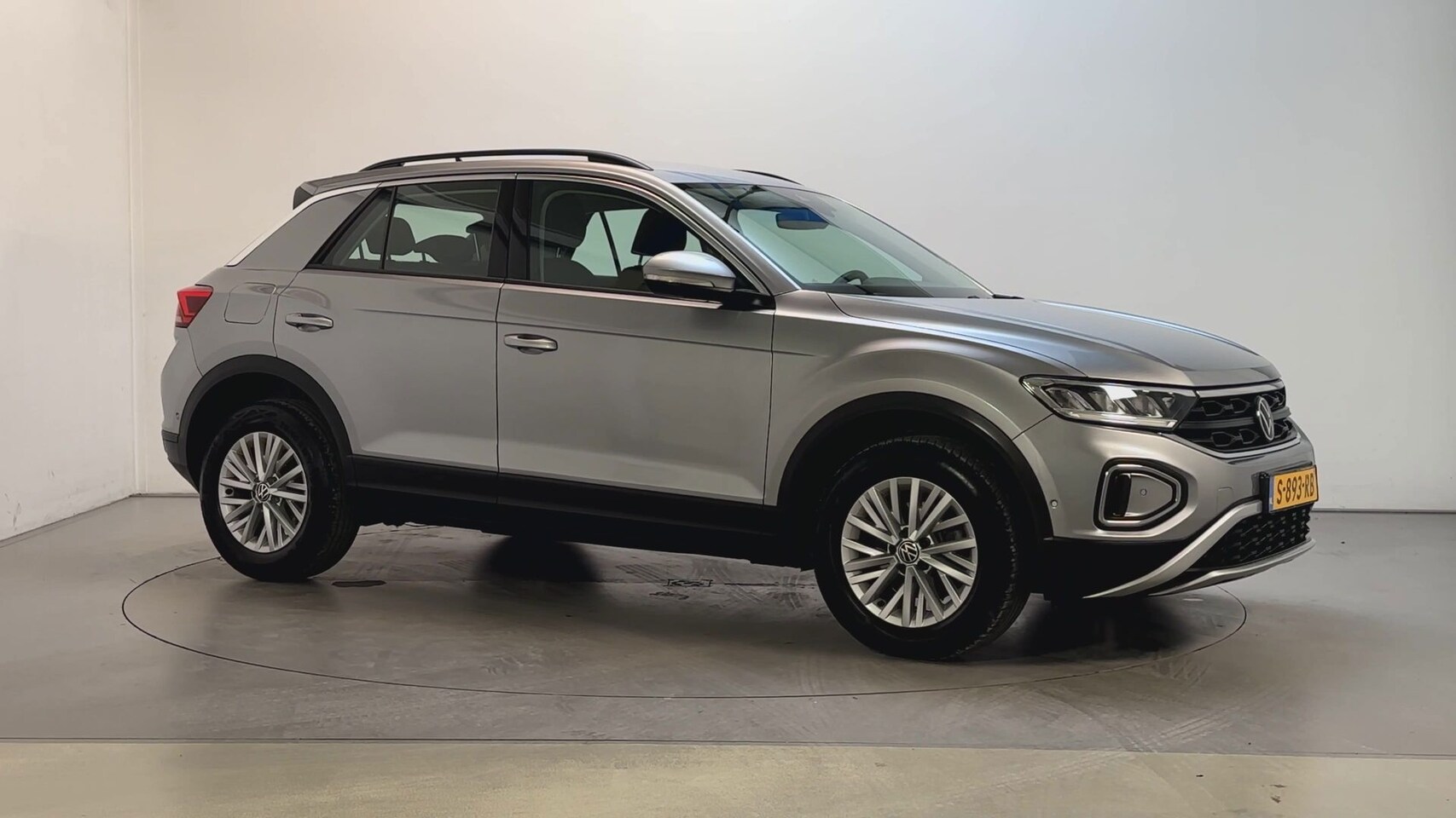 Volkswagen T-Roc - 1.5 TSI 150pk DSG Life Navigatie Trekhaak Parkeersensoren App-Connect DAB+ - AutoWereld.nl