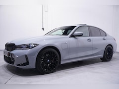 BMW 3-serie - 330e M Sport SOH 96% Head up Schuifdak Camera Memory Shadowline 20 Inch Apple Carplay Trav