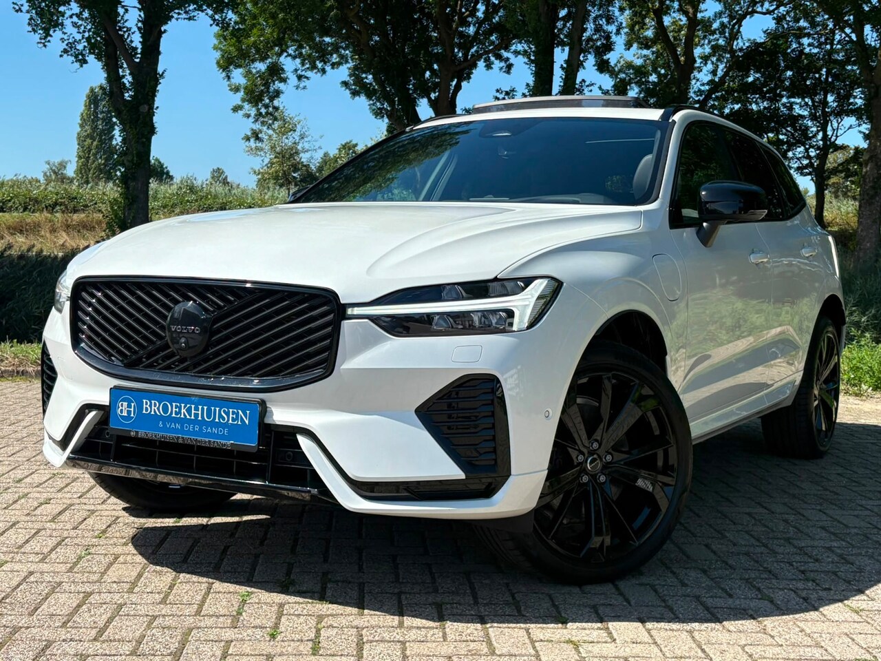 Volvo XC60 - 2.0 T8 Plug-in hybrid AWD NW MODEL Ultra Black Edition 455pk Luchtvering / Trekhaak / Head - AutoWereld.nl