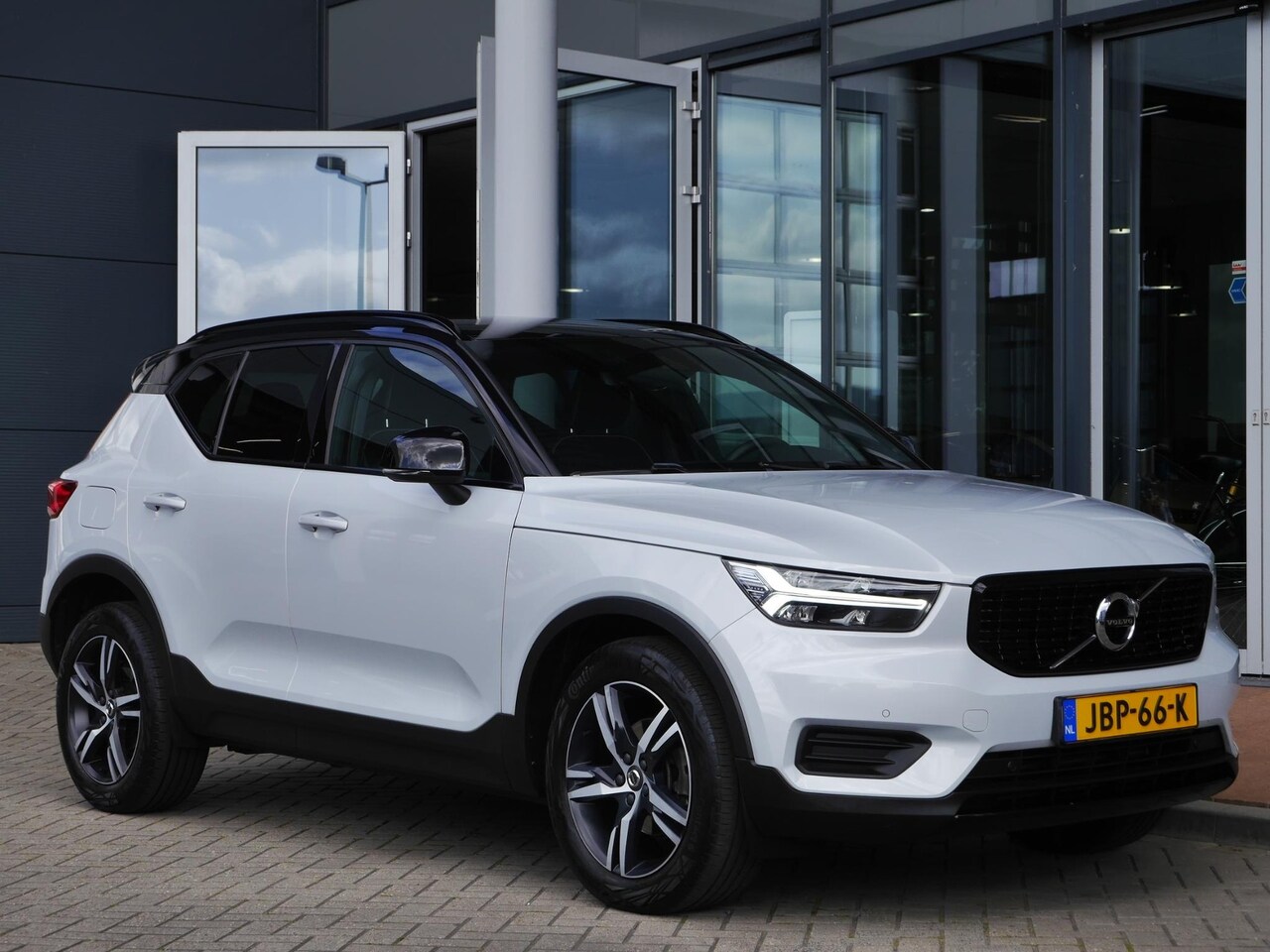 Volvo XC40 - 1.5 T3 Momentum Business | Zwart dak | Navigatie | Adaptieve Cruise control | Camera | Ele - AutoWereld.nl
