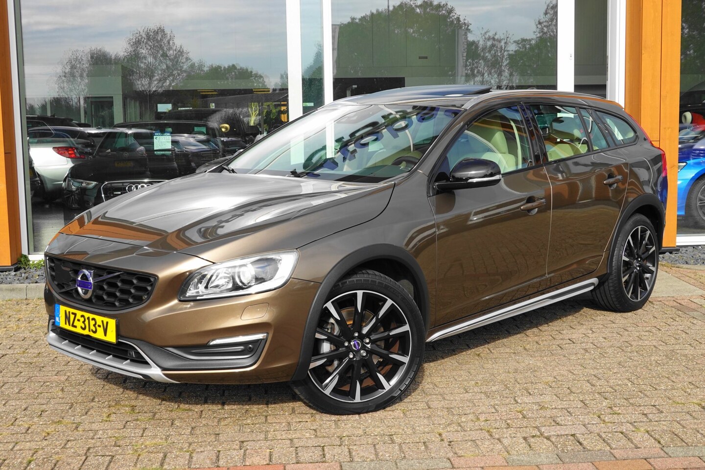Volvo V60 Cross Country - 2.0 T5 Nordic+ - AutoWereld.nl