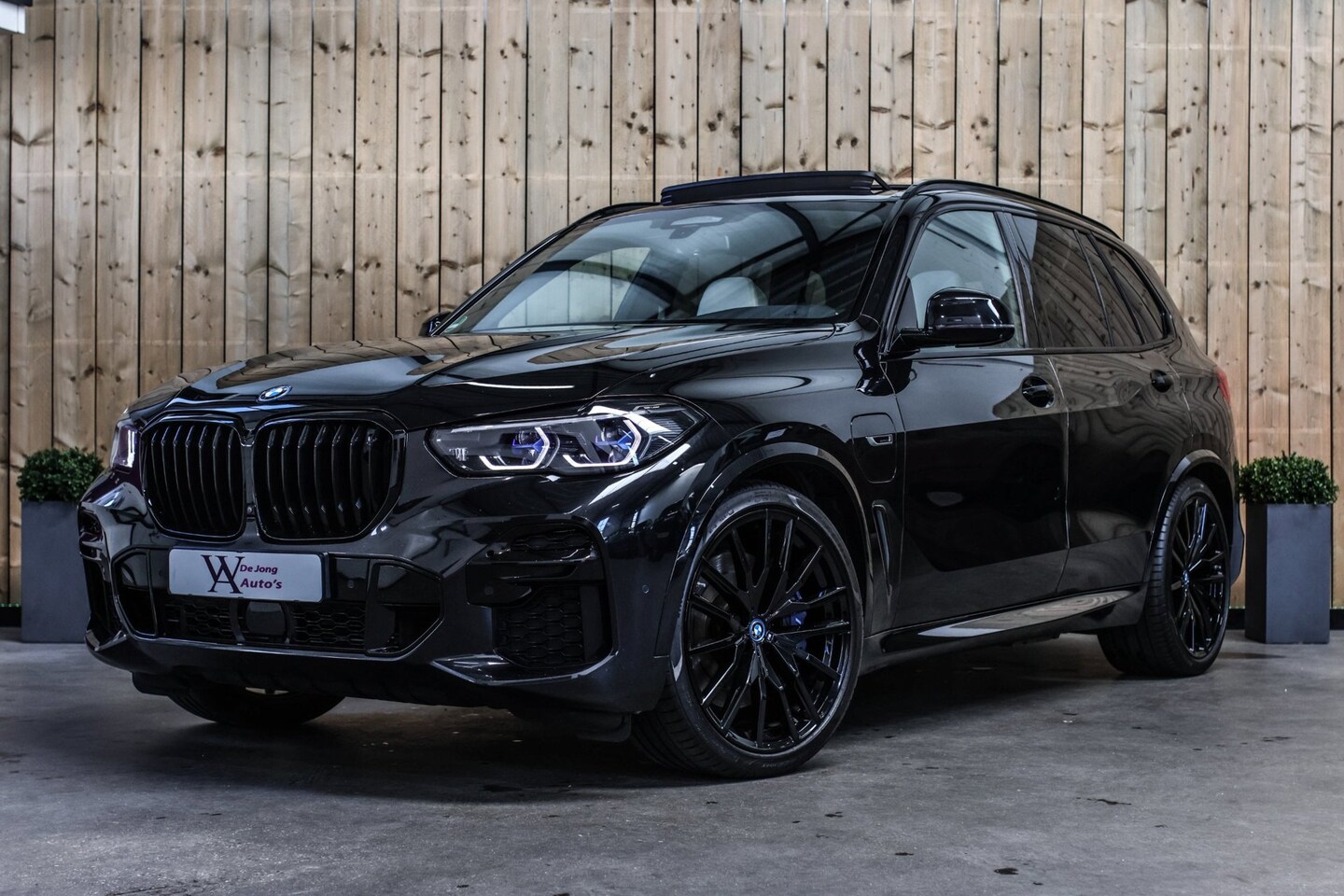 BMW X5 - XDrive45e M-Sport *Pano*Massage*4-Wiel besturing*Trekhaak*H/K* - AutoWereld.nl