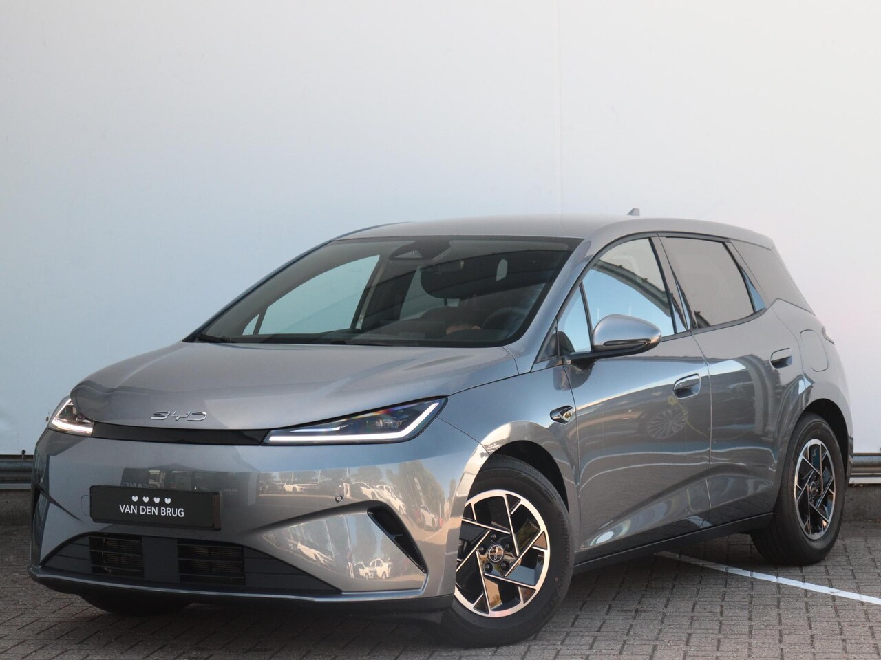 BYD DOLPHIN G - 1.5L DM-i Boost | 105km Elektrisch actieradius | Time Grey | Camera | Stoel en Stuurverwar - AutoWereld.nl