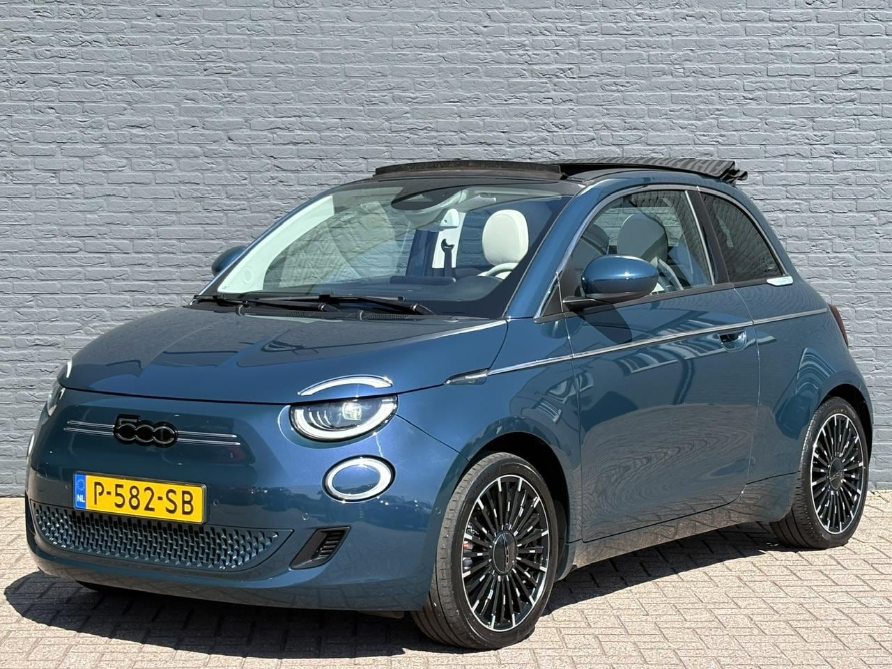 Fiat 500e - Cabrio La Prima 42 kWh | SOH 91%| 1e Eigenaar | Dealeronderhouden | Adaptieve Cruise Contr - AutoWereld.nl