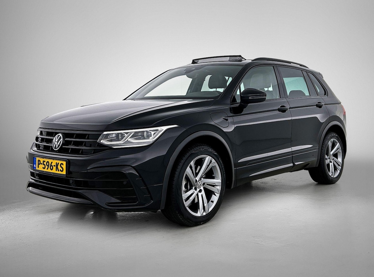 Volkswagen Tiguan - 1.4 TSI eHybrid R-Line Business+ | SoH 88%  | Automaat | Panorama Schuif/Kantel Dak | All - AutoWereld.nl