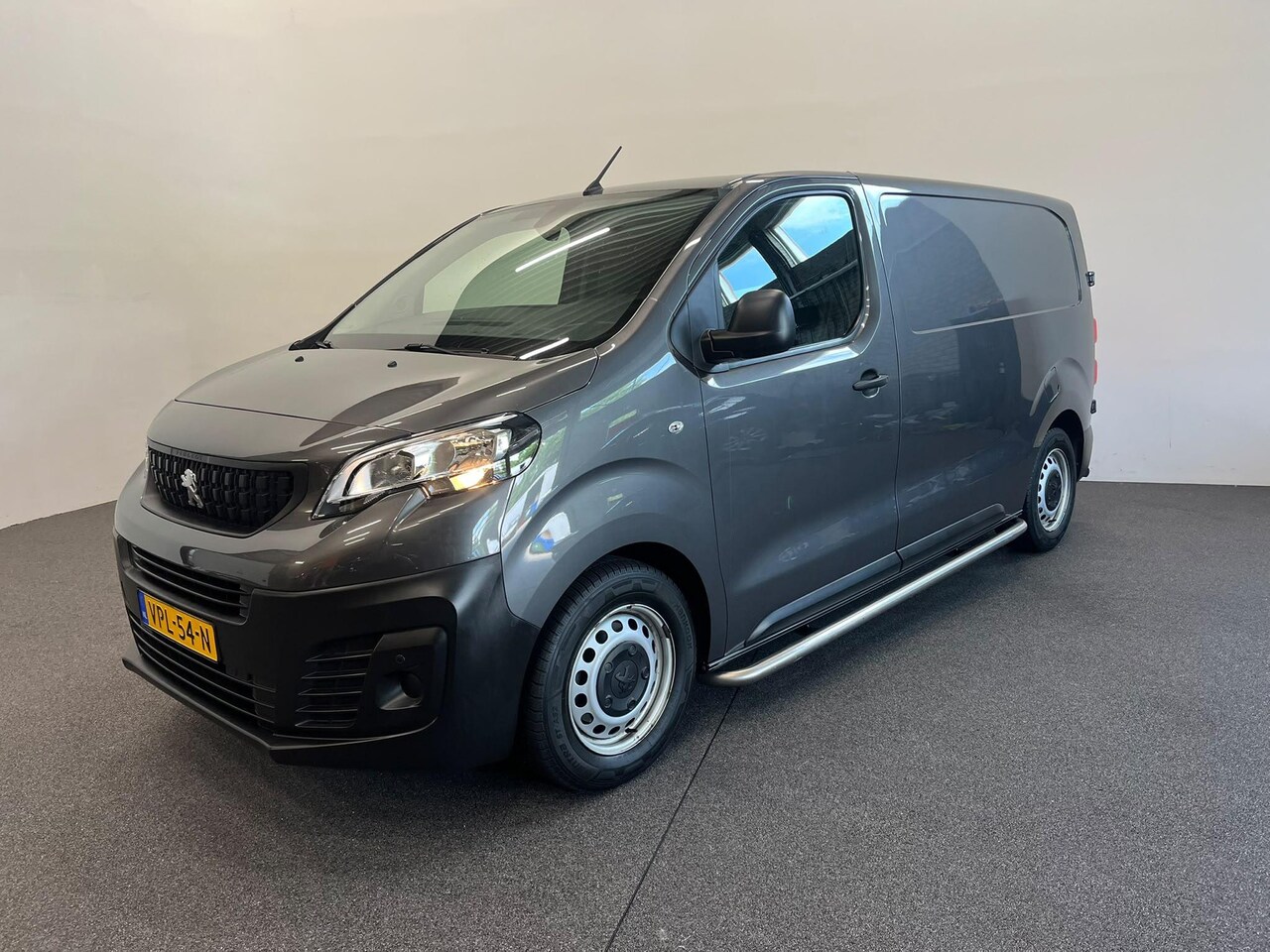 Peugeot Expert - 2.0 BlueHDI 145 Standard Premium Airco Navi Cruise Control Sidebars PDC VA + Camera DAB+ - AutoWereld.nl