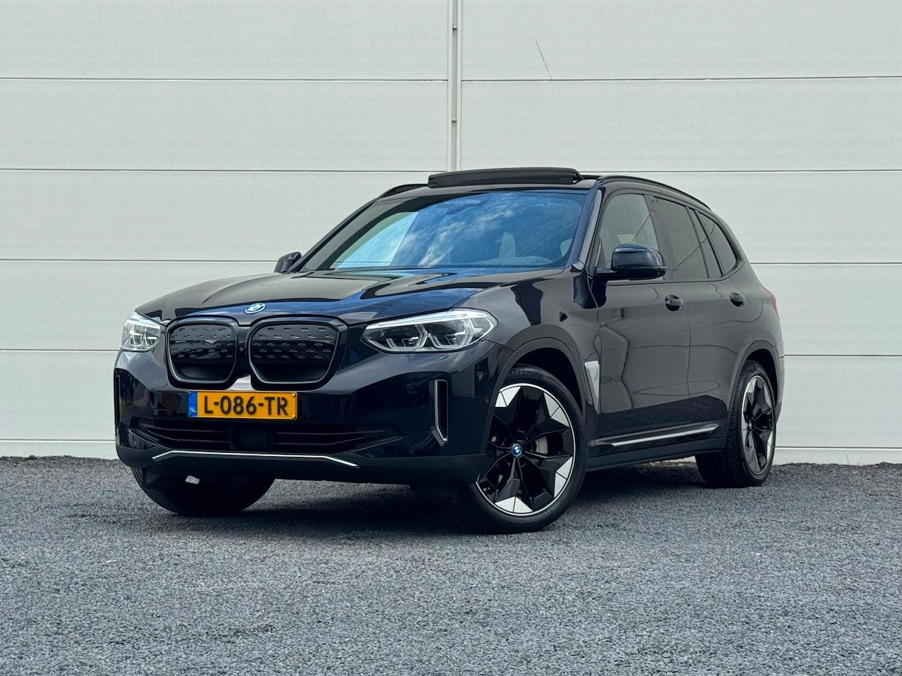 BMW iX3 - High Exe 80 kWh Org NL Pano Head up HK SOH 99,3% Apple 360 Cam Mem seats Dodehoek detectie - AutoWereld.nl