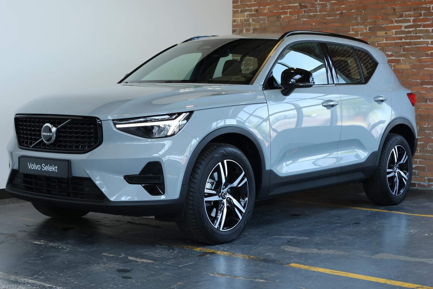 Volvo XC40 - B4 Plus Dark | Elektrisch Verstelbare Voorstoelen | Stoel + Stuurverwarming | Pilot Assist - AutoWereld.nl