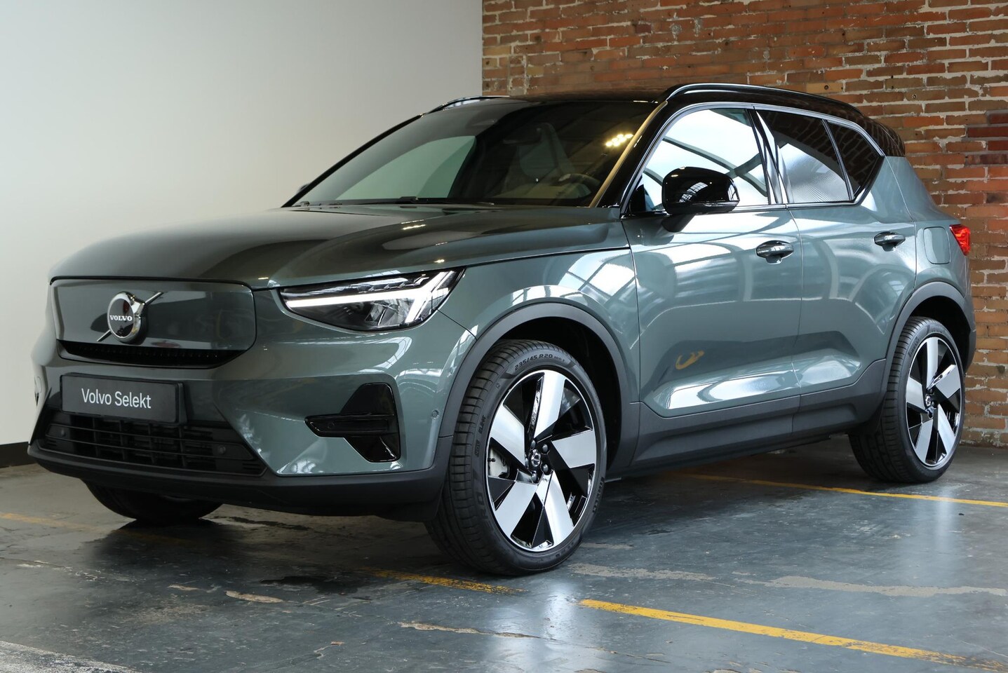 Volvo EX40 - Single Motor Extended Range Ultra Europa 82 kWh | Semi-Electrische wegklapbare trekhaak | - AutoWereld.nl