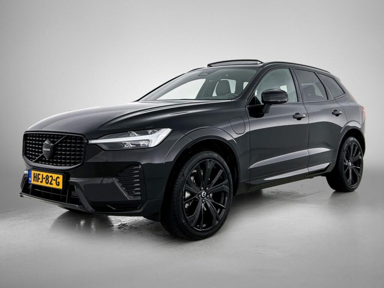 Volvo XC60 - 2.0 T6 Plug-in hybrid AWD Plus Black Edition | Panorama dak | Stoel,- en achterbank verwar - AutoWereld.nl