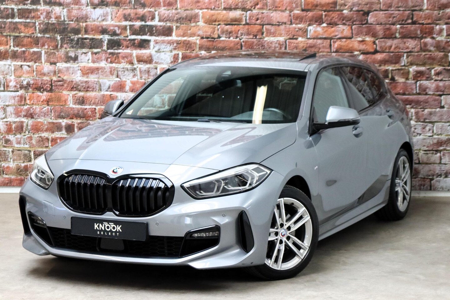 BMW 1-serie - 118i M Sport Pakket Automaat / Live Cockpit Professional / Panoramadak / Sportstoelen / Ac - AutoWereld.nl