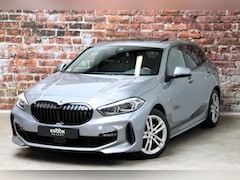 BMW 1-serie - 118i M Sport Pakket Automaat / Live Cockpit Professional / Panoramadak / Sportstoelen / Ac