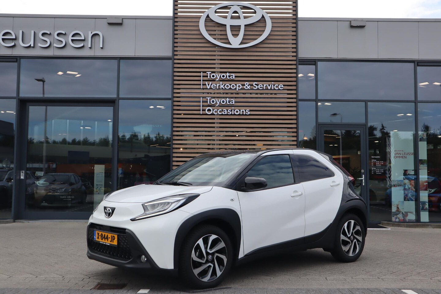 Toyota Aygo X - PULSE APPLE/ANDROID 17''LM-VELGEN ALL-SEASON PRIVACY-GLASS CAMERA ADAP. CRUISE - AutoWereld.nl