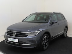 Volkswagen Tiguan - 1.4 TSI eHybrid Life | SoH 86% | Trekhaak | 360 camera | Adaptieve cruise control | Lane a