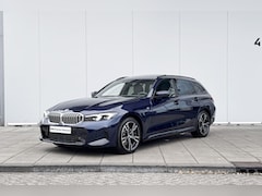 BMW 3-serie Touring - 330e M-Sport / Glazen Schuifdak / 18'' / Stoelverwarming / Apple Carplay