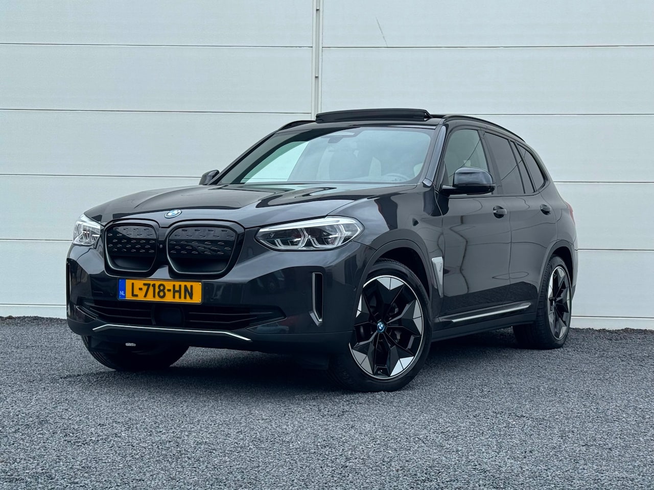 BMW iX3 - High Ex Org NL Pano Head up HK Apple 360 Cam SOH 98,2% Mem seats Dodehoek detectie Lane as - AutoWereld.nl