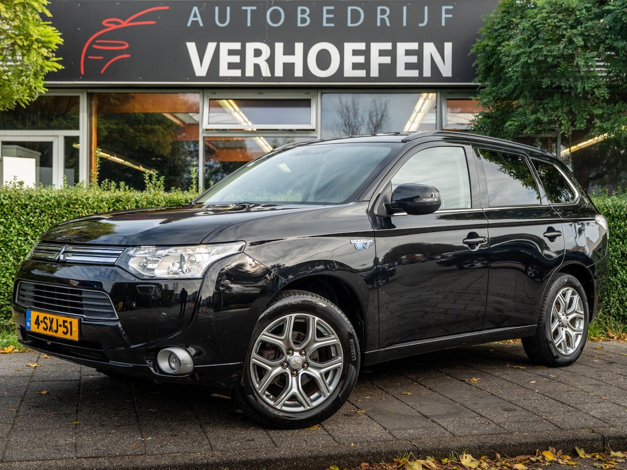 Mitsubishi Outlander - 2.0 PHEV instyle | PANORAMADAK | PARKEERCAMERA | LEDER | TREKHAAK | NAVIGATIE | XENON | ST - AutoWereld.nl