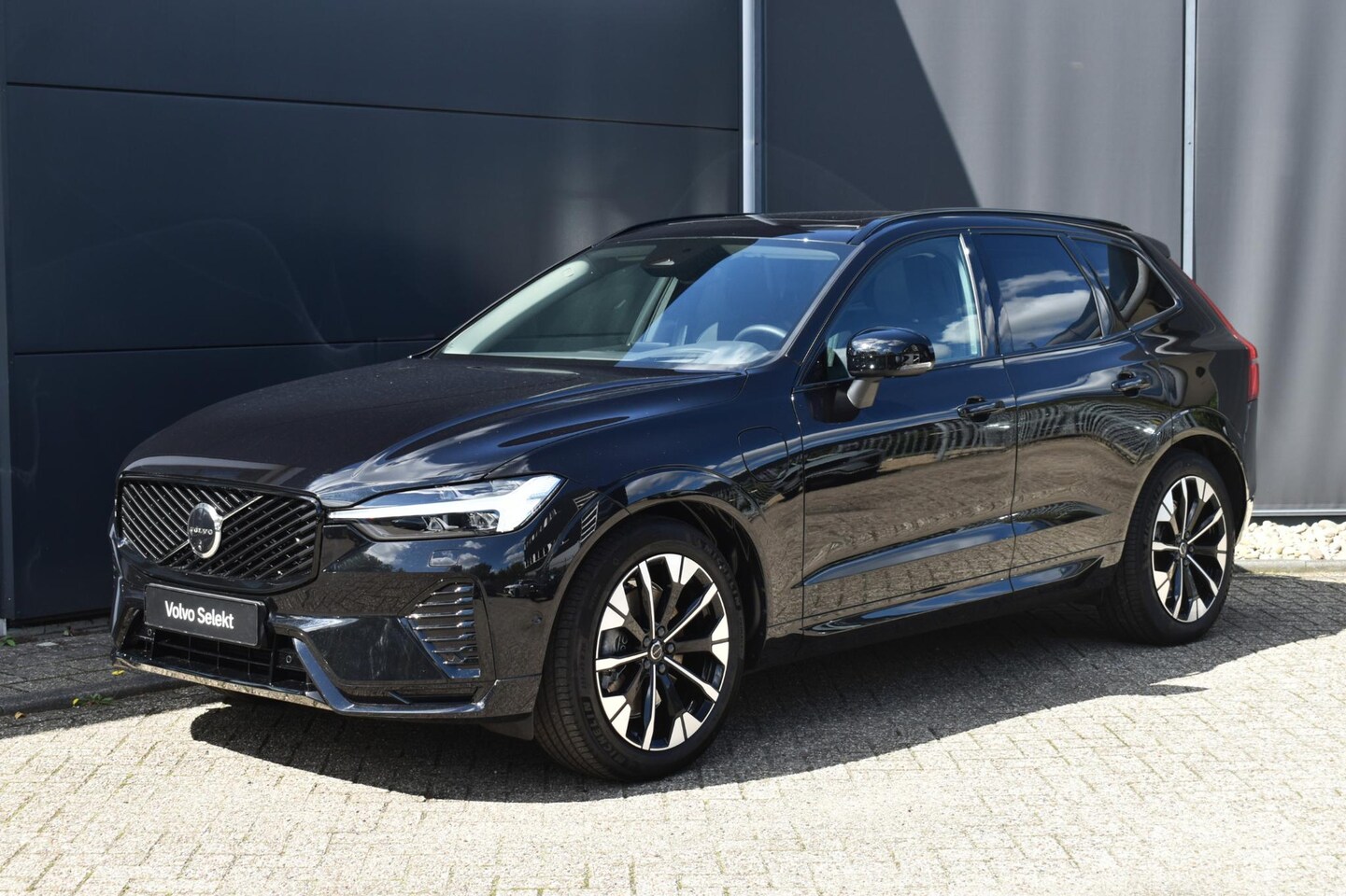 Volvo XC60 - T6 Plug-in hybrid AWD Ultra Dark | Luchtvering | Trekhaak | Panoramadak | Verwarmbare voor - AutoWereld.nl