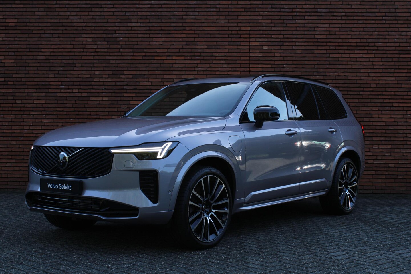 Volvo XC90 - T8 Plug-in hybrid AWD Ultra Dark | Trekhaak | Panoramadak | Luchtvering | Verwarmbare voor - AutoWereld.nl