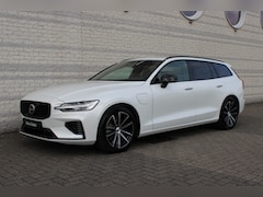 Volvo V60 - T8 Plug-in hybrid AWD Plus Dark | Panoramadak | Trekhaak | Verwarmbare voorstoelen, achter
