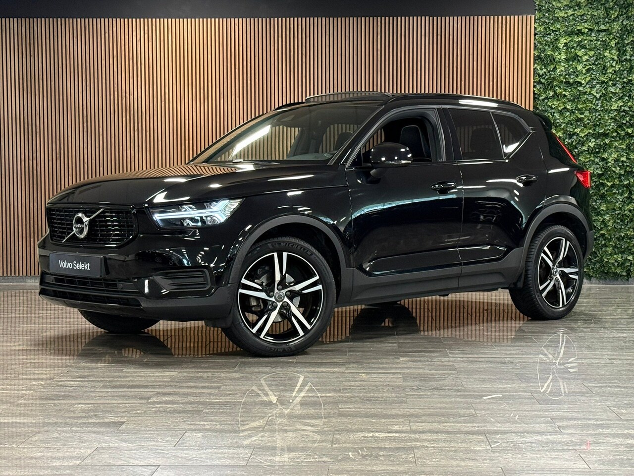 Volvo XC40 - T2 Aut. R-Design Luxury | Vol! | Trekhaak | Schuifdak | 360 Camera | Harman Kardon | All S - AutoWereld.nl