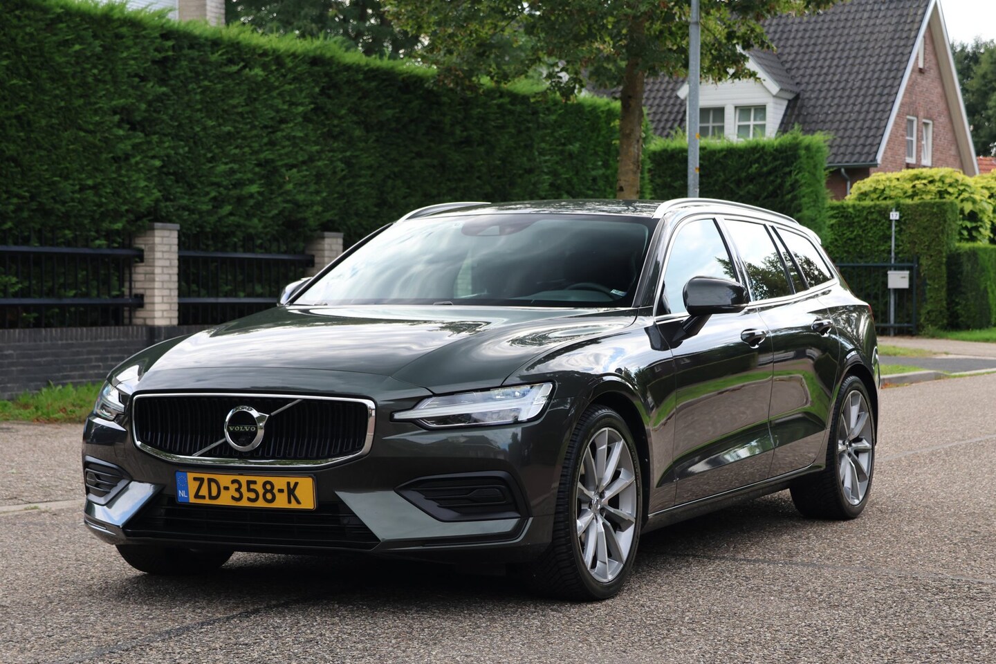 Volvo V60 - 2.0 T5 Momentum | CARPLAY | CLIMA | CRUISE | CAMERA | TREKHAAK | LEDER | ZEER MOOIE DEALER - AutoWereld.nl