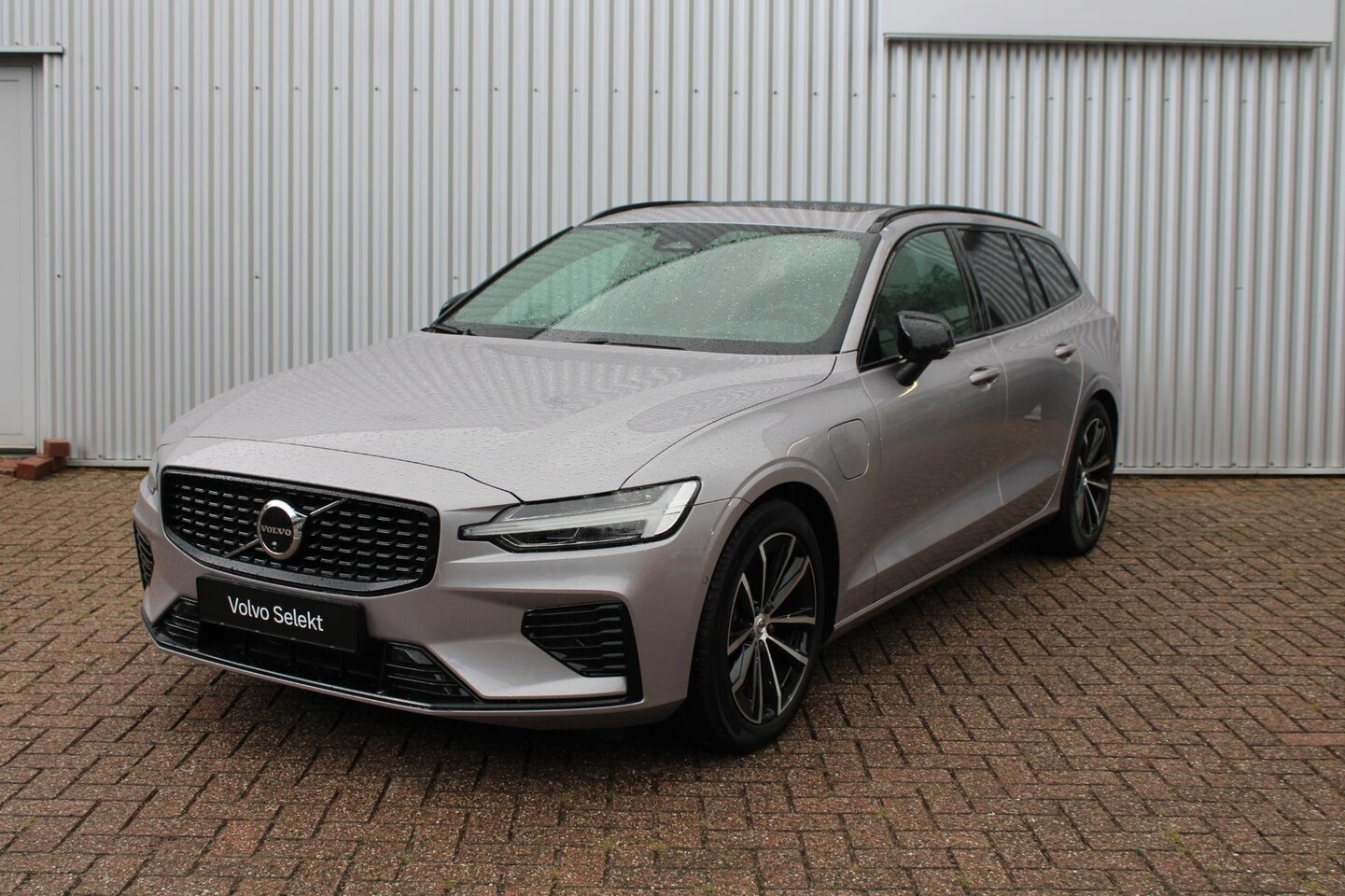 Volvo V60 - T8 Plug-in hybrid AWD Plus Dark | Panoramadak | Trekhaak | Verwarmbare voorstoelen, achter - AutoWereld.nl